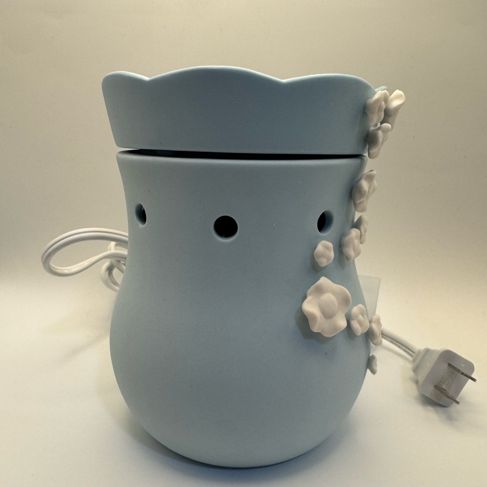 Scentsy Baby’s Breath Blue Wax Warmer Retired Full Size w/ Box - Picture 5 of 16